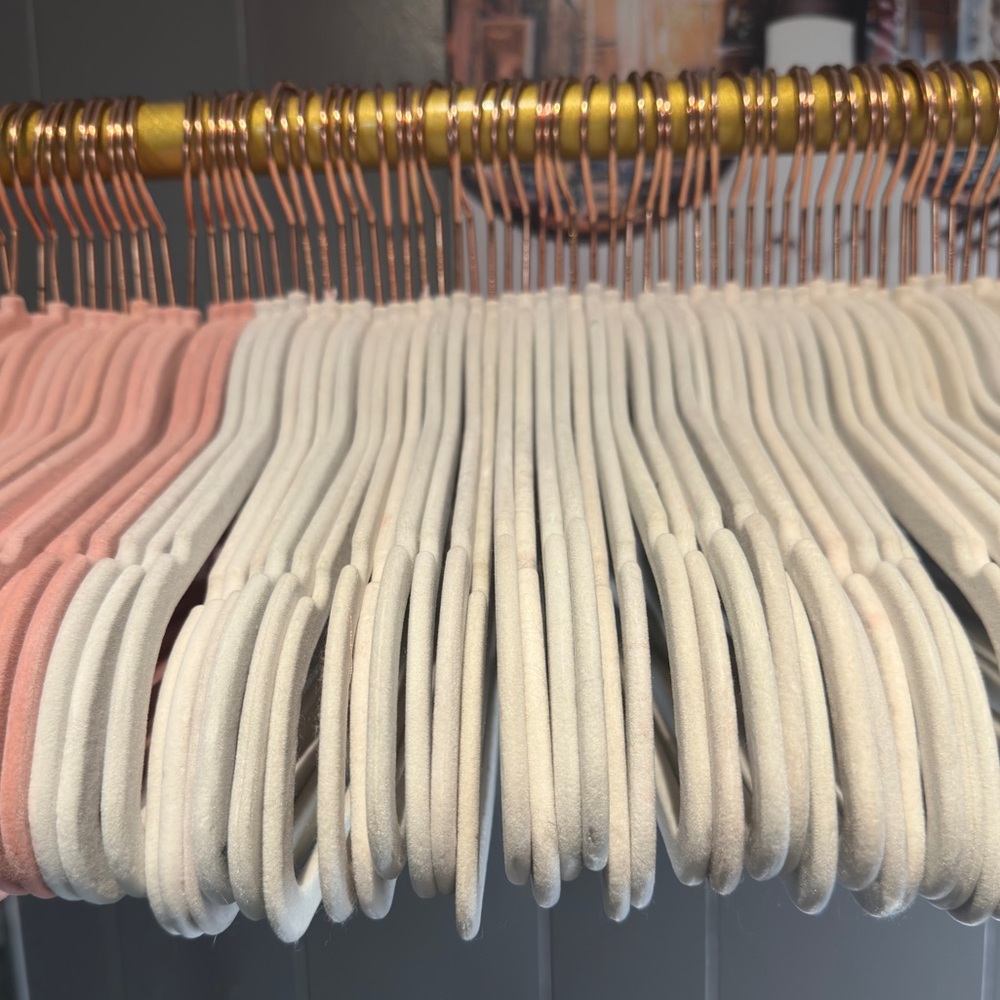 Velvet white and pink hangers. - Picture 7 of 8